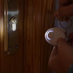 Alarm osobisty brelok lampka LED