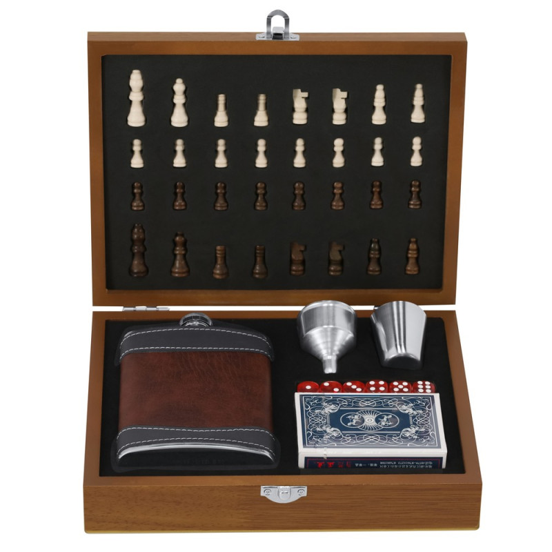 Zestaw upominkowy piersiówka 175 ml kieliszek 30 ml szachy karty oraz kości do gry drewniane pudełko podarunkowe