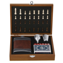 Zestaw upominkowy piersiówka 175 ml kieliszek 30 ml szachy karty oraz kości do gry drewniane pudełko podarunkowe